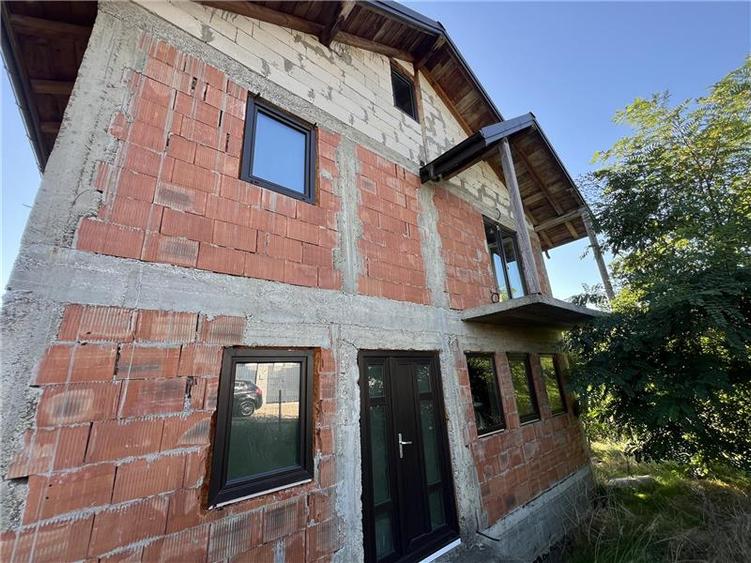 Casa la rosu, de vanzare in Lunca Cetatuii - 2