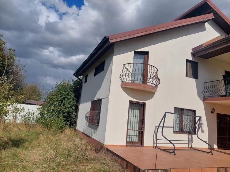 Casă cu 4 camere în Ologeni