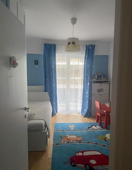 Apartament cu 3 camere semidecomandat în Băneasa