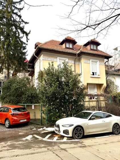 Casă cu 9 camere cu Garaj în P-ța Unirii