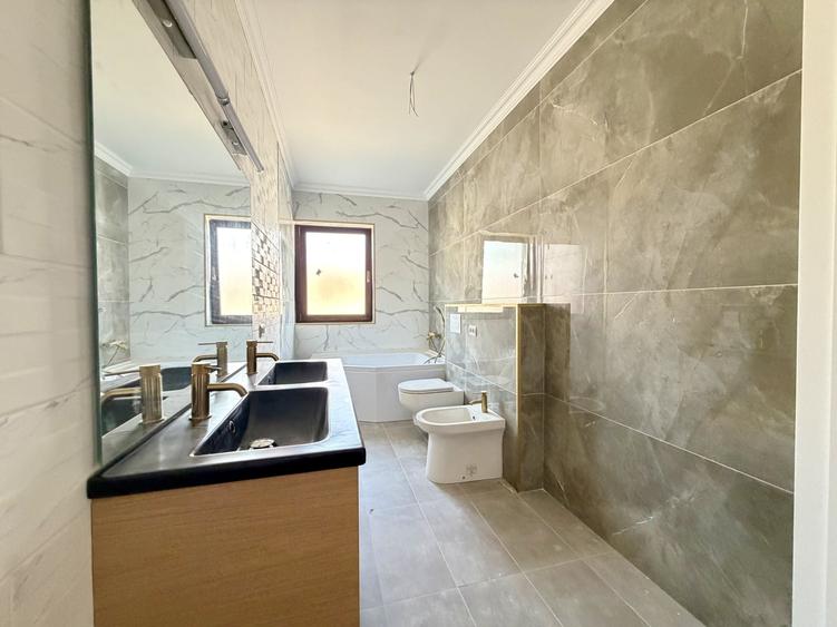 Duplex cu 4 camere cu Canalizare în Dumbrăvița