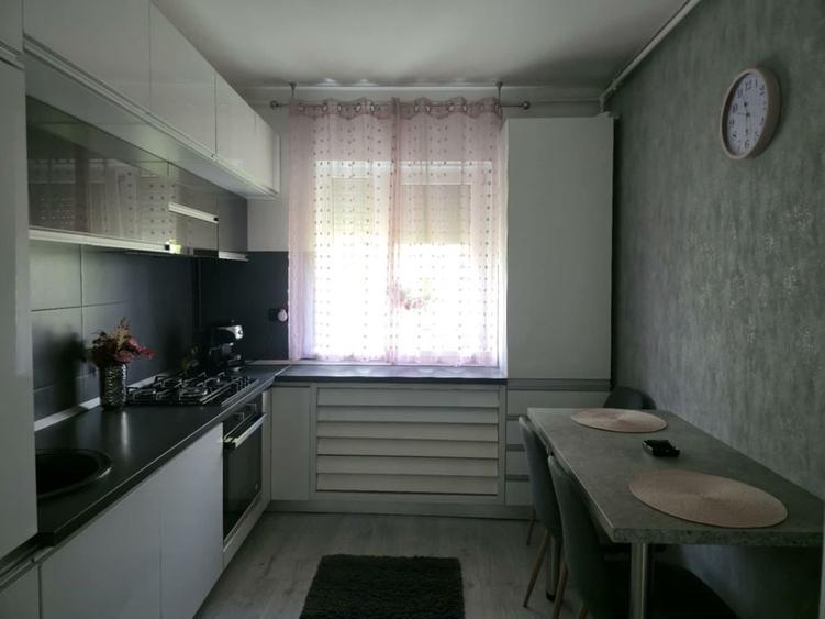Apartament cu 3 camere semidecomandat în Dacia