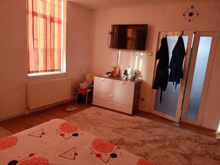 Casă cu 3 camere cu Teren 150 Mp în Piața Centrală