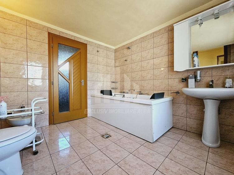 Casă individuală cu 6 camere cu Canalizare în Lipoveni