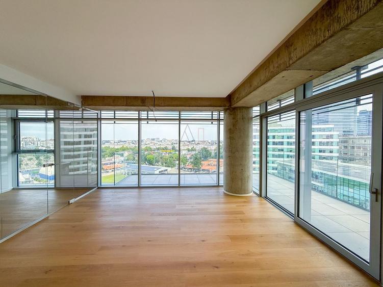 Apartament cu 5 camere semidecomandat în Aviației