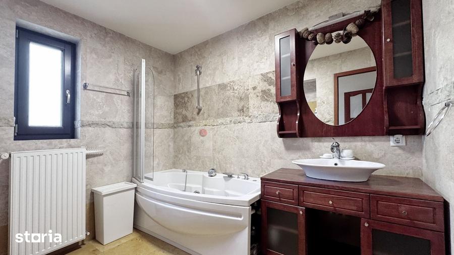 Casă cu 8 camere cu Teren 280 Mp în Central