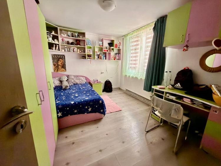 Casă individuală cu 4 camere cu Canalizare în Sud-Vest