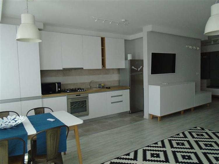 Apartament cu 3 camere decomandat, mobilat în Polivalentă