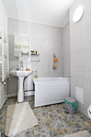 Apartament cu 4 camere decomandat în Anda