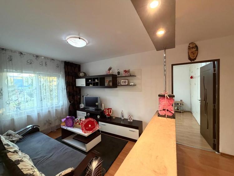 Apartament cu 4 camere decomandat, mobilat în Tolstoi