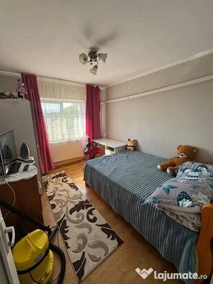 Apartament cu 3 camere decomandat în Poarta 6