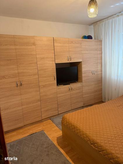 Apartament cu 4 camere decomandat în Calea București