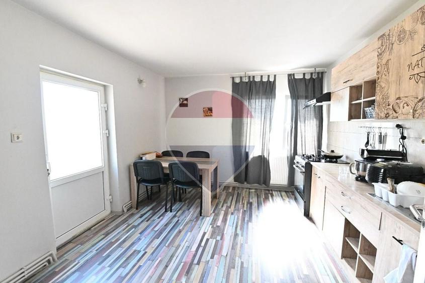 Casă individuală cu 7 camere cu Teren 400 Mp în Bariera Vâlcii