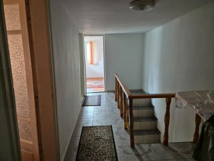 Casă individuală cu 5 camere cu Canalizare în 1 Decembrie
