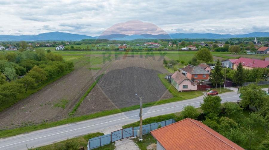 Teren Construcții intravilan de 5700 mp, în Podu Oltului
