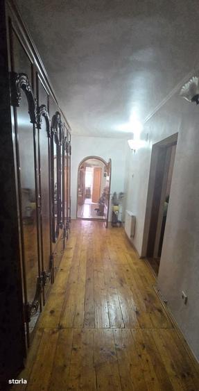Casă cu 4 camere în Central