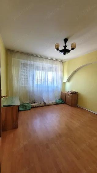 Apartament cu 4 camere decomandat în Viziru 3