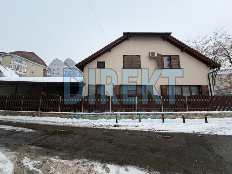 Casă individuală cu 6 camere cu Teren 500 Mp în Central