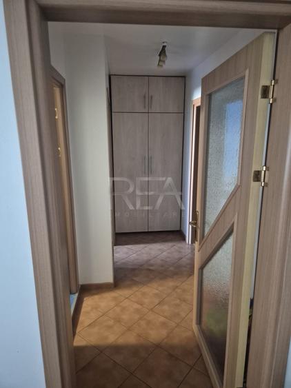 Apartament cu 3 camere semidecomandat, mobilat în Colentina