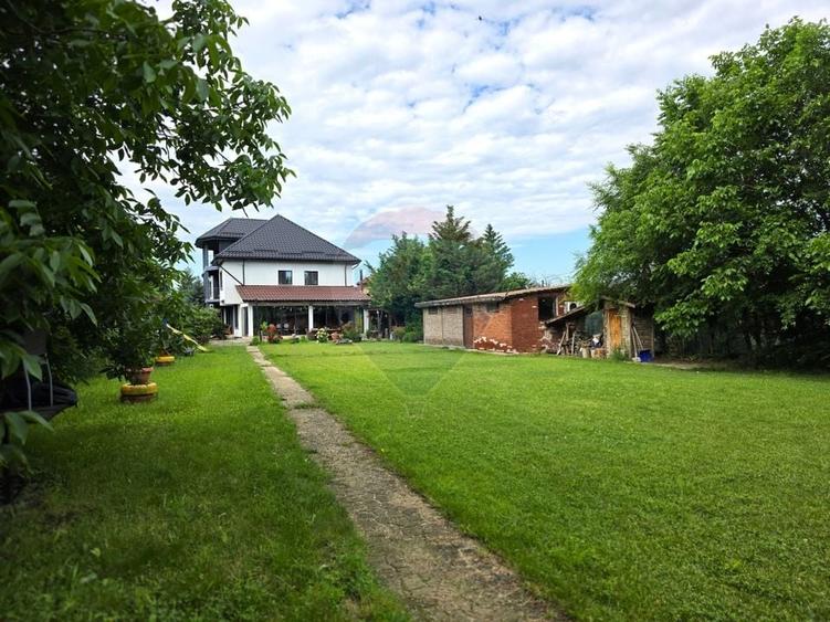 Casă individuală cu 7 camere cu Teren 3200 Mp în Lipia