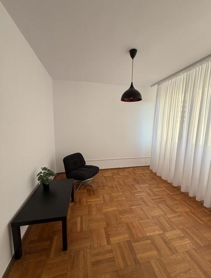 Apartament cu 3 camere semidecomandat, mobilat în P-ța Romană