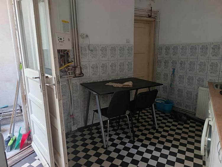 Apartament cu 3 camere semidecomandat, mobilat în Armeneasca