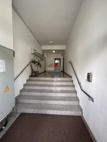 Apartament cu 6 camere decomandat în Sisești