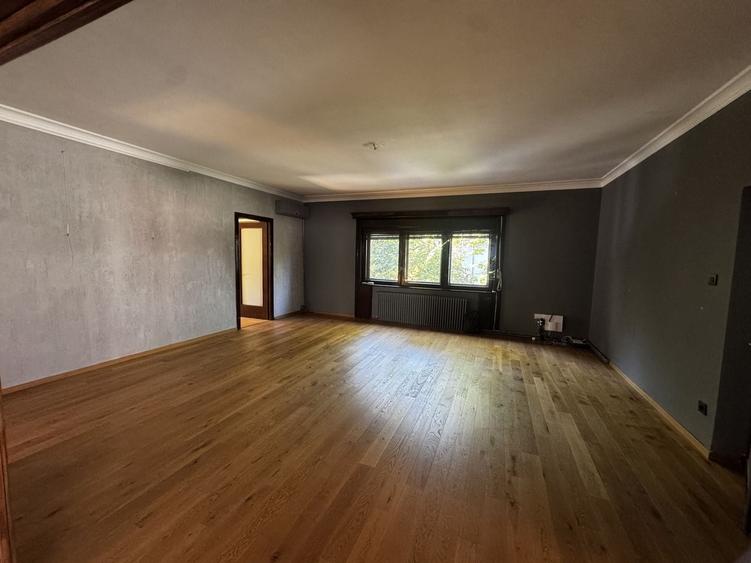 Apartament cu 6 camere semidecomandat în Capitale
