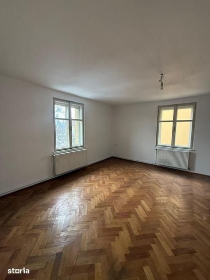 Apartament cu 3 camere semidecomandat în Andrei Mureșanu