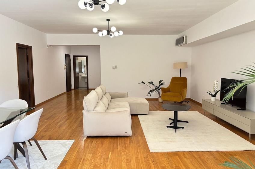 Apartament cu 4 camere în Aviatorilor