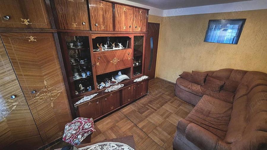 Apartament cu 3 camere semidecomandat în Lugoj