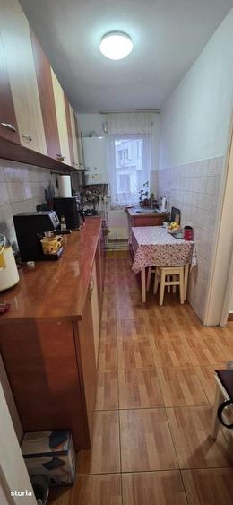 Apartament cu 3 camere decomandat în Piața Centrală