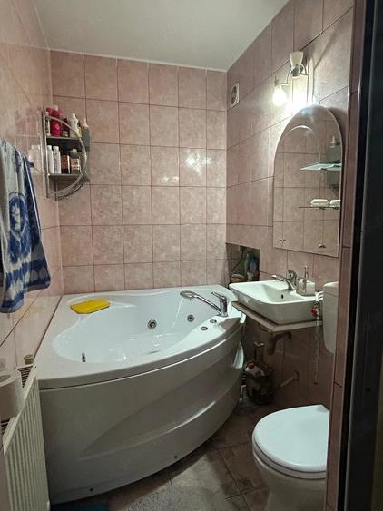 Apartament cu 4 camere semidecomandat în Central