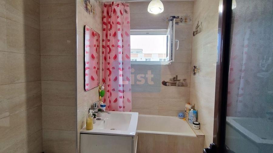 Apartament cu 3 camere semidecomandat, mobilat în Central