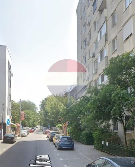 Apartament cu 3 camere semidecomandat în Rahova