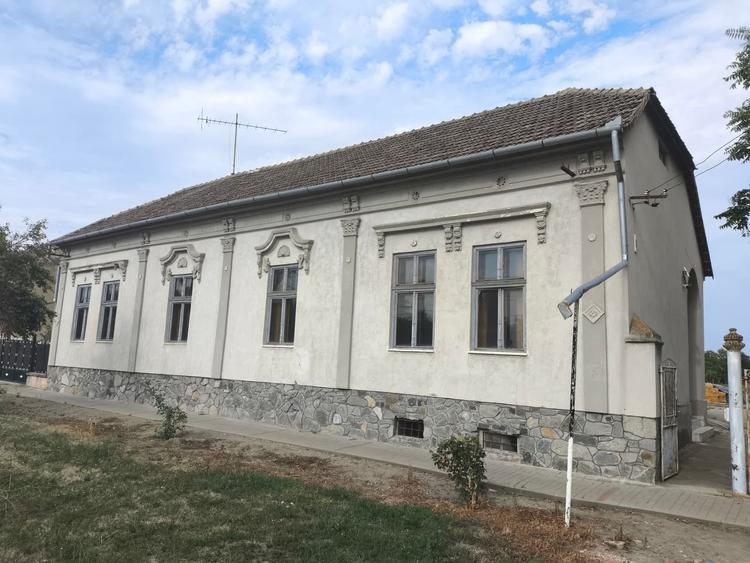 Casă cu 5 camere cu Teren 3453 Mp în Comloșu Mic