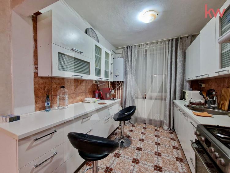 Apartament cu 3 camere semidecomandat, mobilat în 1 Mai