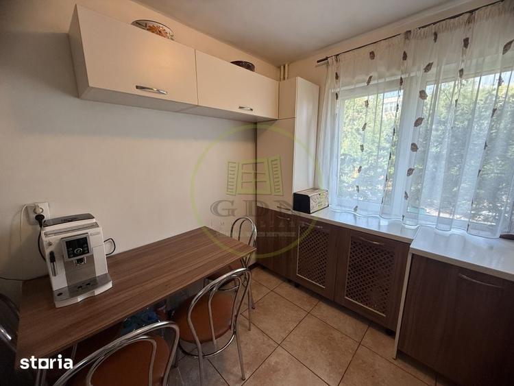Apartament cu 3 camere semidecomandat, mobilat în Rovine