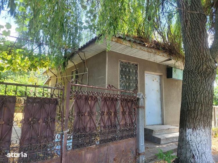 Casă cu 4 camere cu Teren 1300 Mp în Salcia