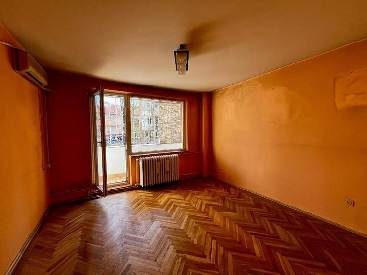 Apartament cu 4 camere decomandat în Central