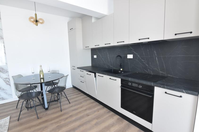 Penthouse cu 3 camere decomandat în Prelungirea Ghencea