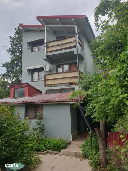 Casă cu 8 camere cu Teren 172 Mp în Centru Civic