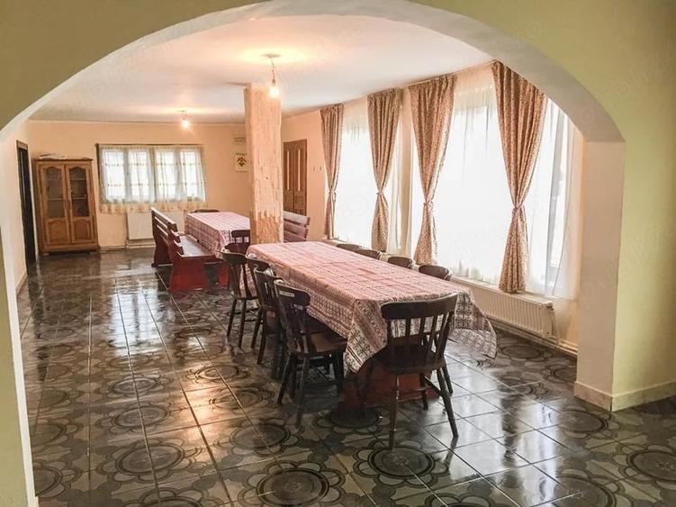 Casă cu 9 camere cu Teren 8233 Mp în Mărgău