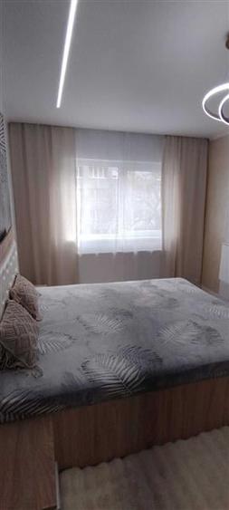 Apartament cu 3 camere semidecomandat, mobilat în Dâmbovița