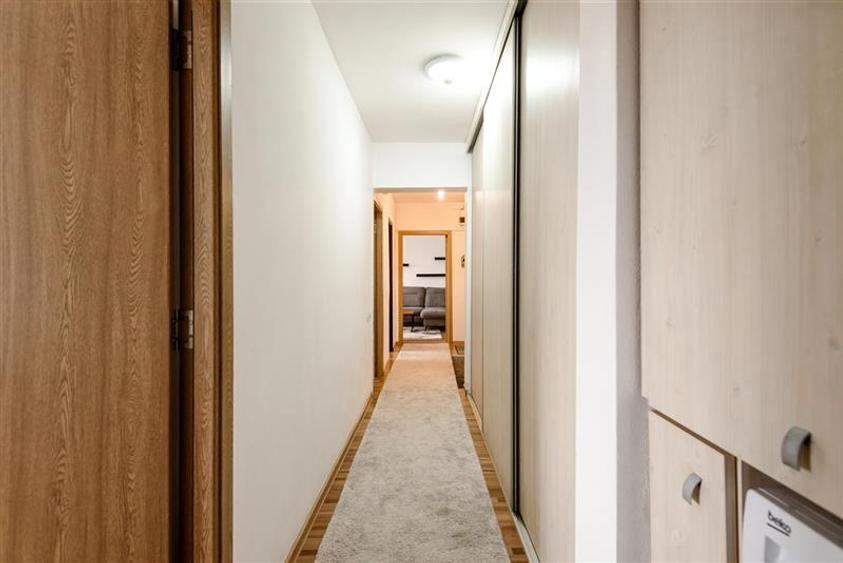 Apartament cu 3 camere decomandat în Dârste