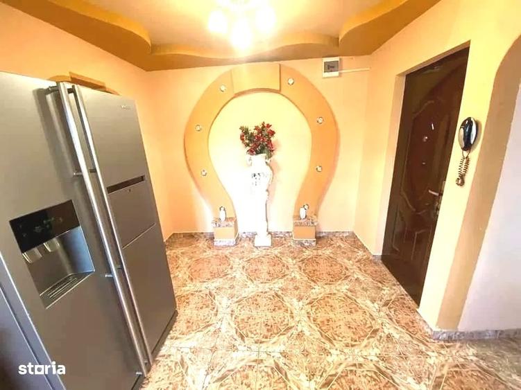 Apartament cu 3 camere decomandat în Est