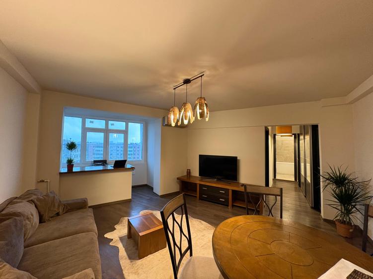 Apartament cu 3 camere semidecomandat în Tineretului