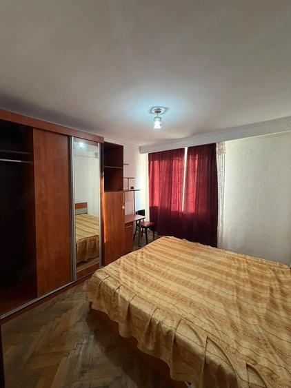 Apartament cu 3 camere semidecomandat în Craiovei