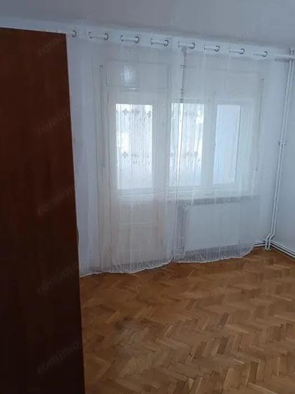 Apartament cu 4 camere semidecomandat în Complex Studențesc