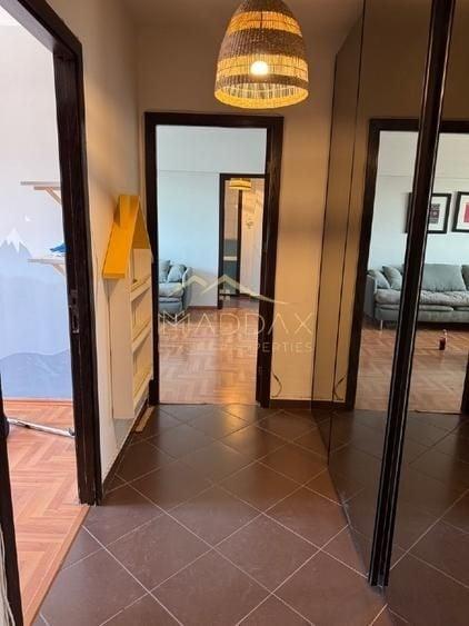 Apartament cu 3 camere semidecomandat, mobilat în 13 Septembrie